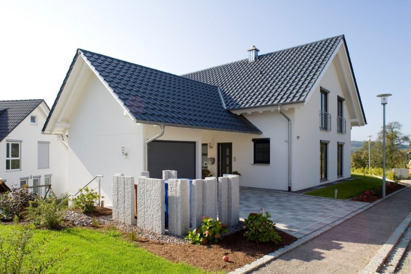 Einzelgarage mit Satteldach und überdachtem Eingangsbereich,