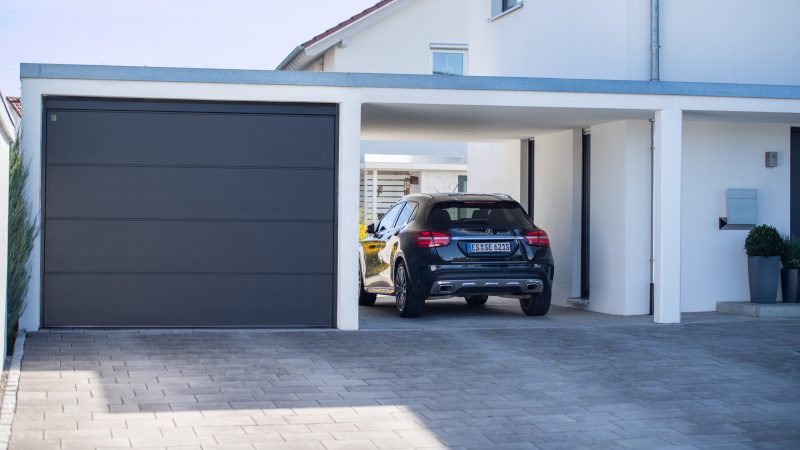 Beton Einzelgarage mit Carport und Eingangsportal