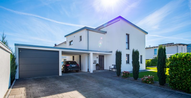 Beton Einzelgarage mit Carport und Eingangsportal