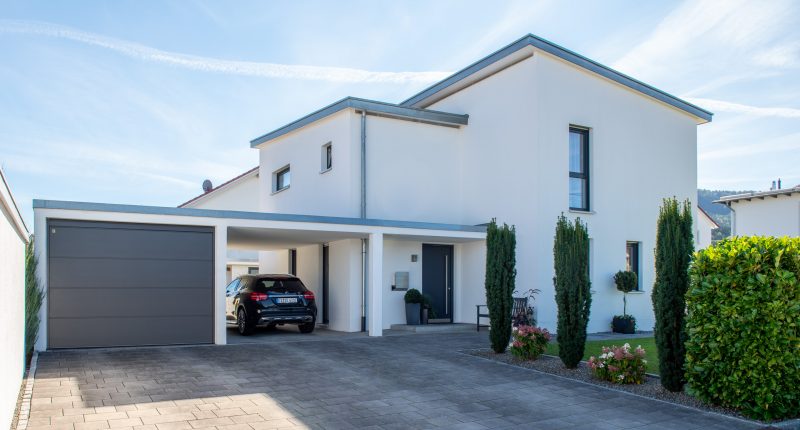 Beton Einzelgarage mit Carport und Eingangsportal