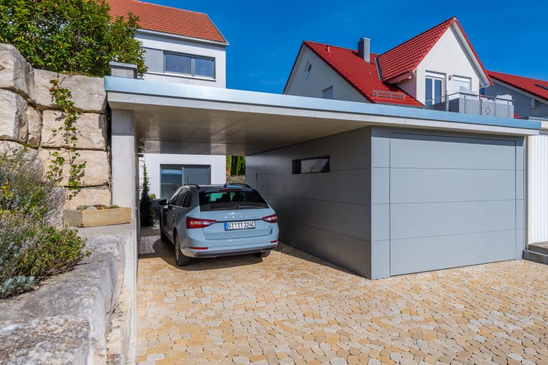 Einzelgarage mit Carport