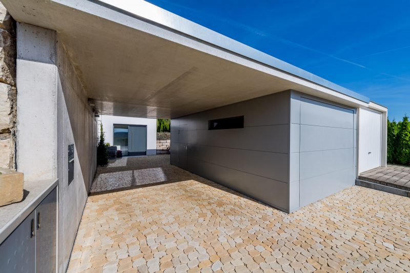 Einzelgarage mit Carport