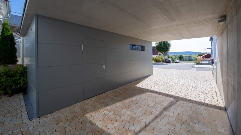 Einzelgarage mit Carport