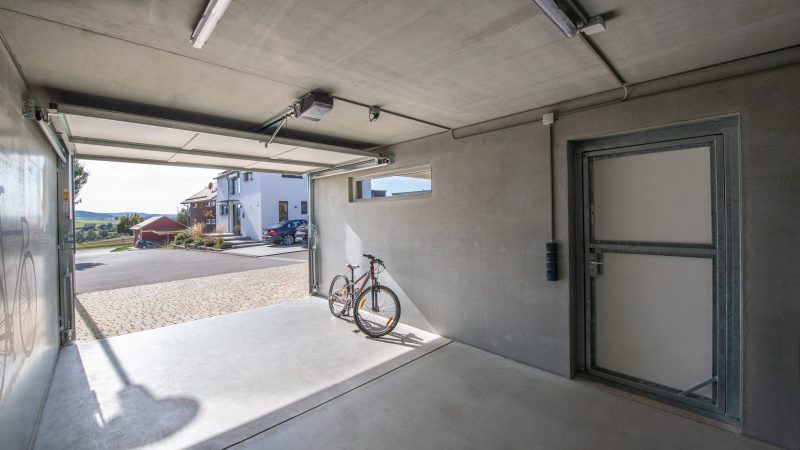 Einzelgarage mit Carport