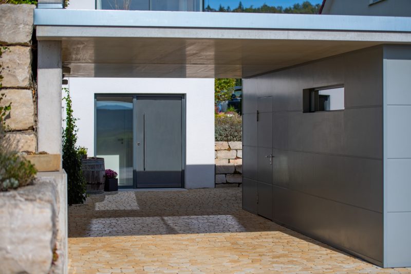Einzelgarage mit Carport