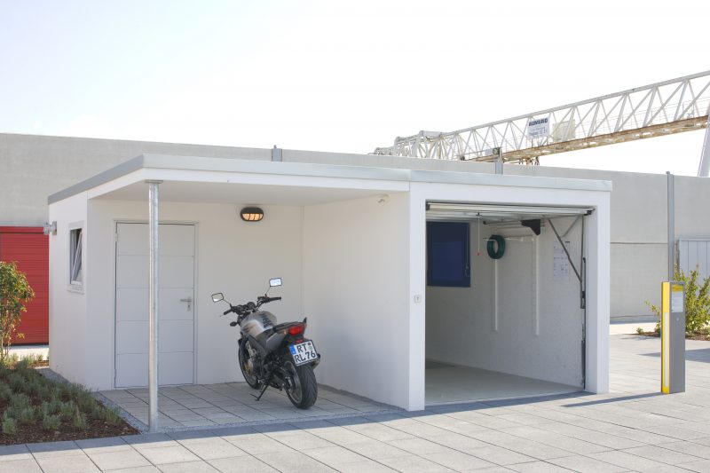 Einzelgarage mit Beton Carport und Mehrzweckraum