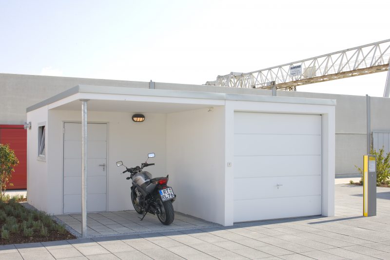 Einzelgarage mit Beton Carport und Mehrzweckraum