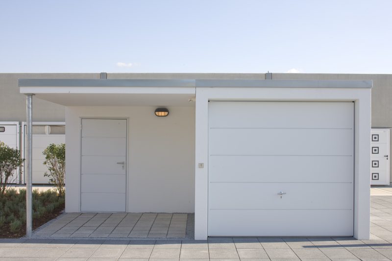 Einzelgarage mit Beton Carport und Mehrzweckraum