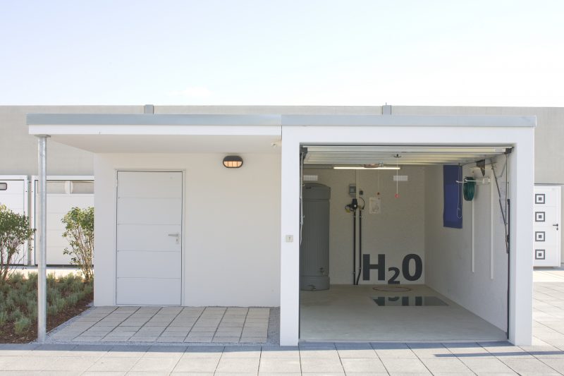 Einzelgarage mit Beton Carport und Mehrzweckraum