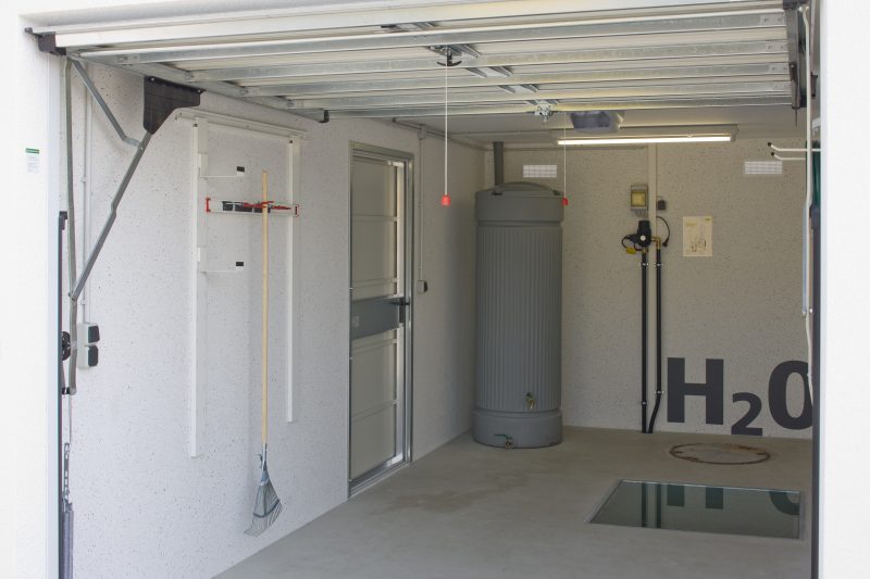 Einzelgarage mit Beton Carport und Mehrzweckraum