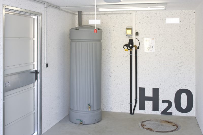 Einzelgarage mit Beton Carport und Mehrzweckraum