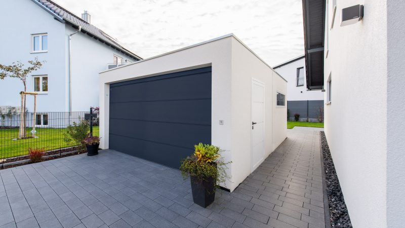 Beton Großraumgarage mit zwei Toren