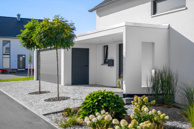 Beton fertiggarage als Großraumgarage mit Eingangsportal