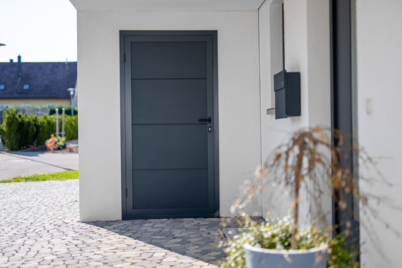 Beton fertiggarage als Großraumgarage mit Eingangsportal