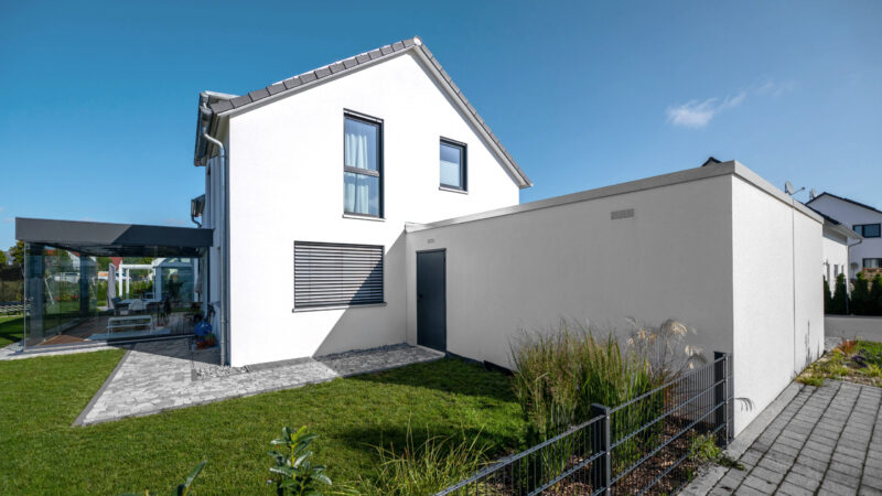 Beton fertiggarage als Großraumgarage mit Eingangsportal