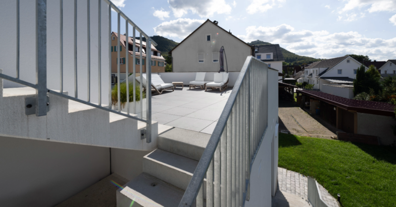 Maßgarage mit Terrasse und Mehrzweckraum