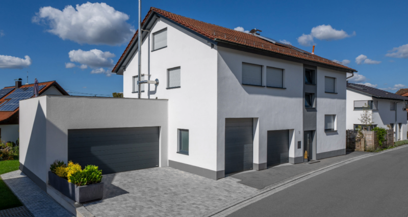 Maßgarage mit Terrasse und Mehrzweckraum