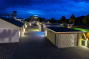Garagenausstellung bei nacht