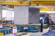 Beton Garage wird aus der Schalung gehoben