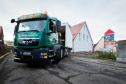 Umsetzung Beton Fertiggarage mit Versetzfahrzeug