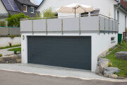 Beton Fertiggarage mit Terrassennutzung, farbigem Tor