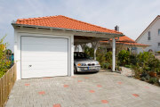 Betonfertiggarage mit Carport und Pseudodach..